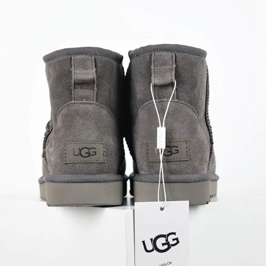 Pick up locally 💰540 Core recommendation Good price Cashmere insoles are a very suitable choice for keeping warm in winter and at home. In the new year, uug launched a series of styles, which are partial to the preferences of young consumers and have also moved to the forefront of fashion trends. Shoe body material Water-repellent coated suede upper 17mm UGGPURE™ implanted wool insole Lightweight non-slip comfortable rubber outsole With brand LOGO Trademark Comes with a full set of packaging Size: 35 36 37 38 39 40 41 42 43 44
